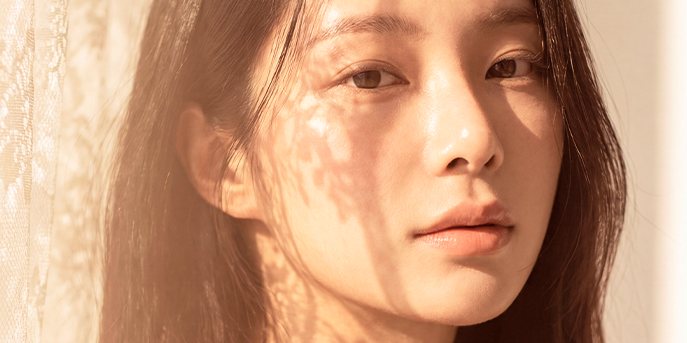 광고 모델 — 햇살과 레이스 그림자가 드리운 여성 얼굴 클로즈업