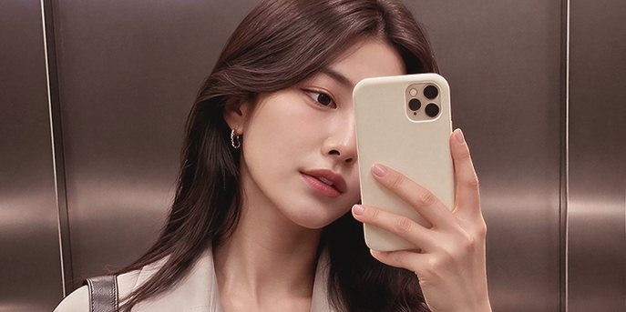 광고 모델 — 엘리베이터 안에서 휴대폰으로 거울 셀카를 찍는 여성