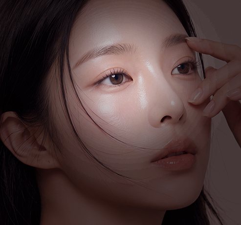 눈성형 — 눈가에 손끝을 댄 여성 얼굴 클로즈업(광고 모델)