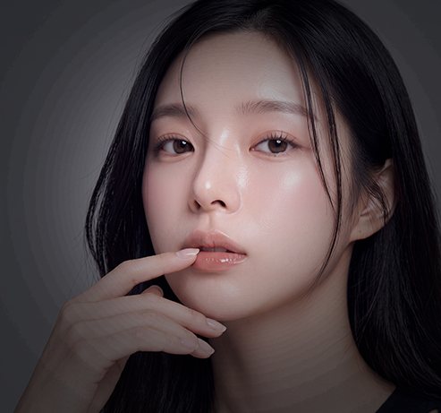 지방흡입 · 지방이식 — 입술에 손가락을 댄 긴 머리 여성(광고 모델)
