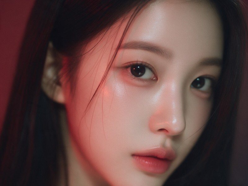 01 MIDFACE 중안면 리프팅 — 붉은 조명 속 여성 정면 얼굴(광고 모델)